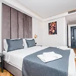 Otel Fly